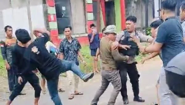Bripda Muh. Irwanda Pababari saat menghentikan keributan (Dok : Ist).