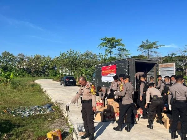 Proses pemusnahan barang bukti miras oleh Polda Sulsel (Dok : ist).