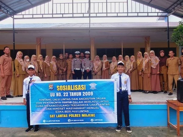Satuan Lalu Lintas Polres Majene saat melaksanakan program "Polisi Go to School".