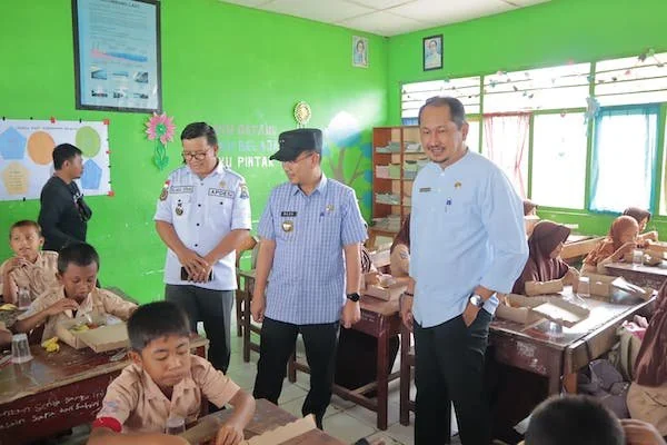 Pj. Bupati Jeneponto, Reza Faisal Saleh  bersama Kadis PMD, M. Basuki Baharuddin dan Ketua Apdesi, Rajamuda Sewang saat memantau simulasi MBG di SD No.20 Turatea.