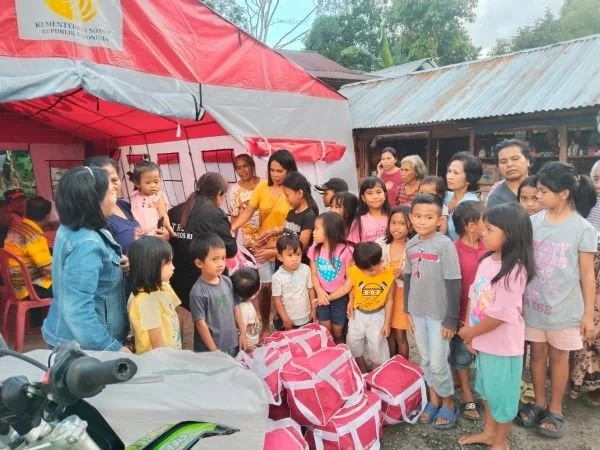 Pemerintah Kabupaten Toraja Utara menyalurkan bantuan kepada pengungsi yang terdampak Longsor di Toraja Utara.