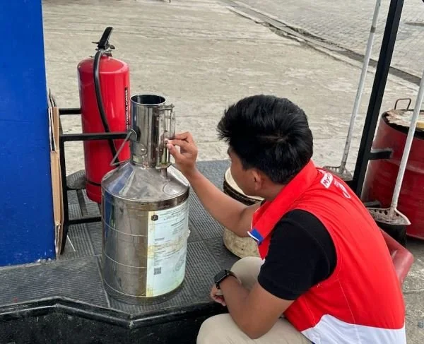 Pertamina Patra Niaga Sulawesi bersama tim gabungan melaksanakan kegiatan pengecekan dan tera ulang di SPBU 74.915.09 Bulucindolo, Kabupaten Pasangkayu, Sulawesi Barat. Dok. Ist
