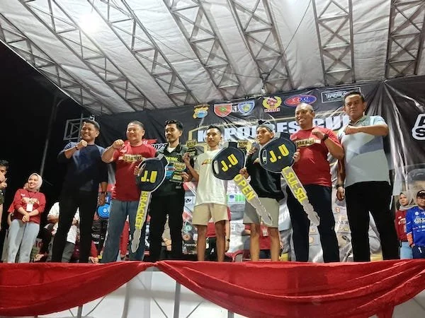 Foto bersama Para pemenang  Event Kapolres Cup I Drag Bike Champions 2025