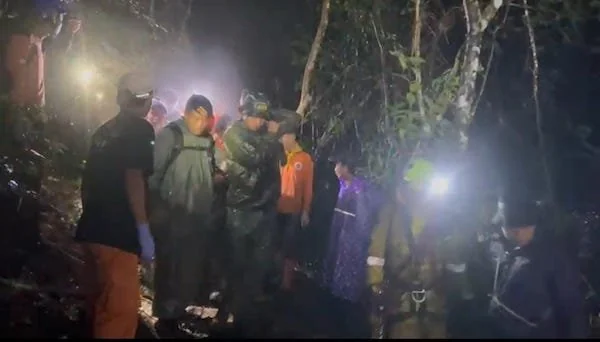 tim SAR gabungan melakukan evakuasi dari gunung bulusaraung