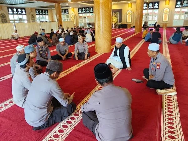 Personil Polres Jeneponto saat mengikuti Program Polisi Santri di Masjid Agung Jeneponto. (ist).