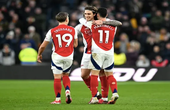 Pemain Arsenal Riccardo Calafiori (tengah) melakukan selebrasi usai mencetak gol ke gawang Wolverhampton Wanderers di laga Liga Primer Inggris.(X @Arsenal)