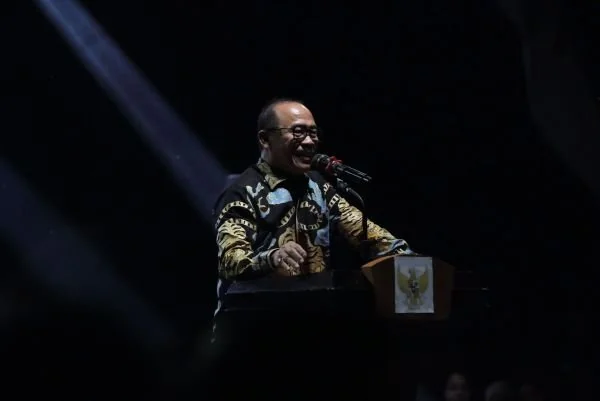 Gubernur Sulbar Suhardi Duka saat membuka secara resmi Sandeq Silumba 2025 (Dok : Ist).
