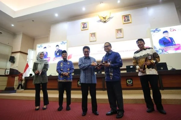 Pengukuhan Mochammad Muchlasin sebagai Kepala OJK Sulselbar (Dok : Ist).