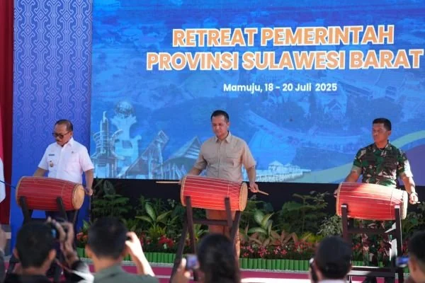 Menteri Transmigrasi bersama Gubernur Sulbar serta Danrem 142 Tatag saat membuka Retreat Pemprov Sulbar (Dok : Ist).