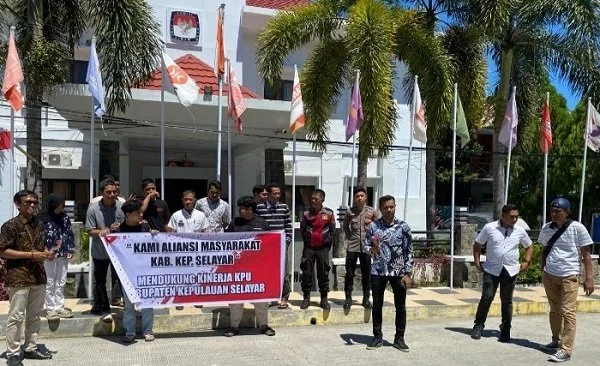 Aksi damai aliansi masyarakat pemuda di depan kantor KPU Kabupaten Kepulauan Selayar, Sulawesi Selatan, Rabu (28/2).