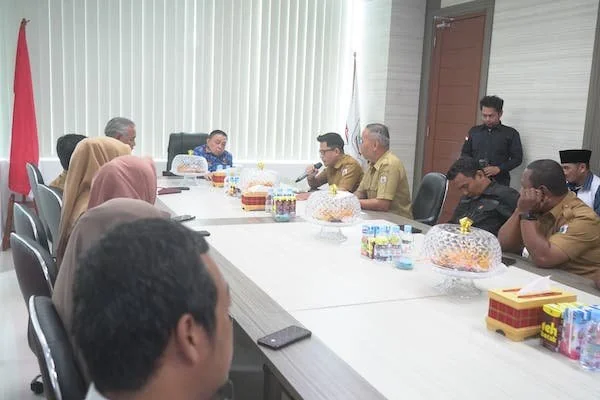 Wagub Sulbar bersama Plh Sekprov menerima audiensi Aliansi Honorer Nasional (AHN) Kategori Dua (K2) Sulbar (dok:Ist)