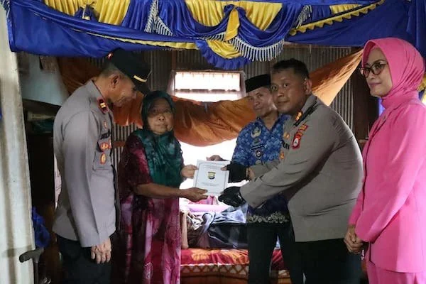 Kapolres Jeneponto AKBP Haryo Basuki bersama Ketua Bhayangkari Cabang Jeneponto, Ny. Ratih Haryo dan jajarannya saat mengunjungi kediaman Warga Penderita Lumpuh bernama Salam di Lingkungan Tompo Kelara. (Ist).