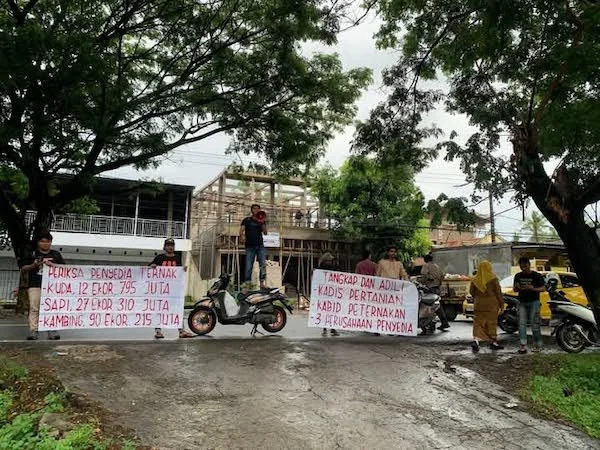 Gerakan Pemuda dan Mahasiswa Jeneponto (GPMJ) saat menggelar unras di depan Kantor Dinas Pertanian. (Ist).