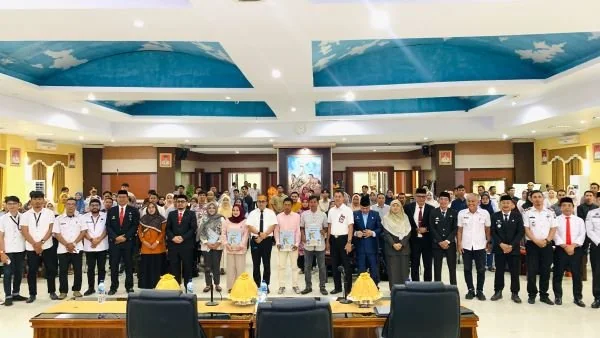 Bupati Jeneponto bersama Kepala Bapeda Alfian Syam bersama jajaran Dinas Sosial saat melakukan rapat orientasi Pelaksanaan Verifikasi dan Validasi Data Tunggal Sosial Ekonomi Nasional (DTSN) Tahun 2025. Dok. Ist