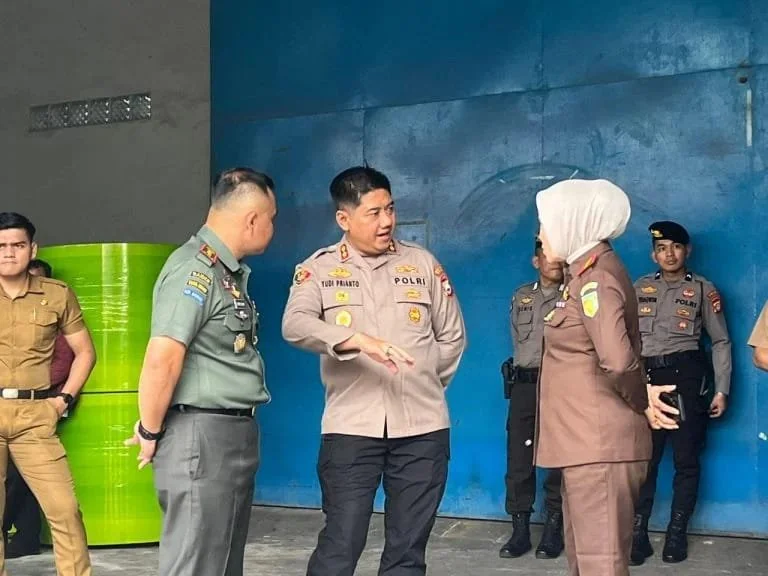 Kapolres Pelabuhan Makasssr AKBP Yudi Frianto bersama Forkopimda saat di lokasi gudang logistik Pemilu 2024. Foto IST