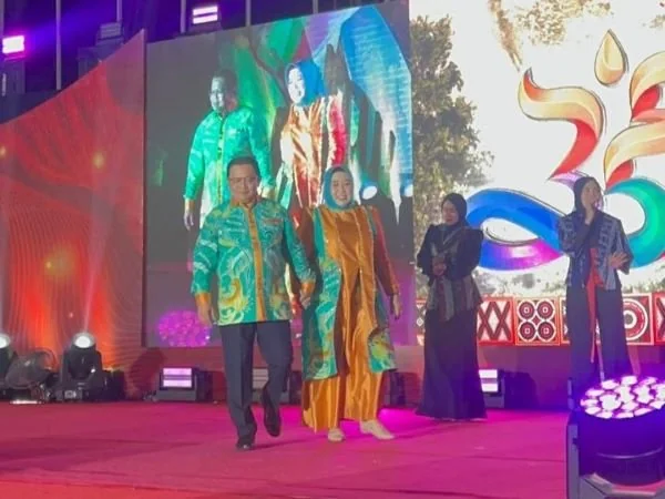 Pj Bupati Bantaeng, Andi Abubakar bersama istri Andi Raodhayanti turut serta  dalam rangkaian kegiatan melalui Fashion Show VIP yang digelar di Anjungan City of Makassar (Dok : Ist).