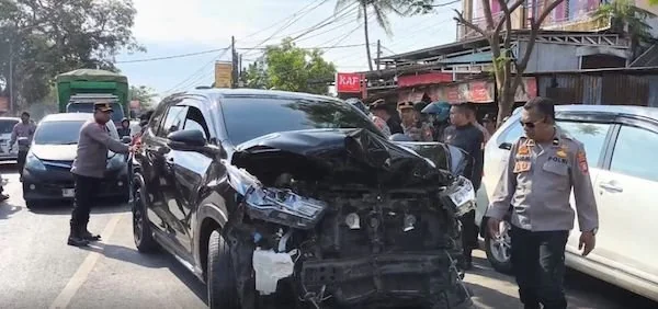 mobil dinas yang di tumpangi Kapolres Gowa yang mengalami kecelakaan (Dok: Ist)