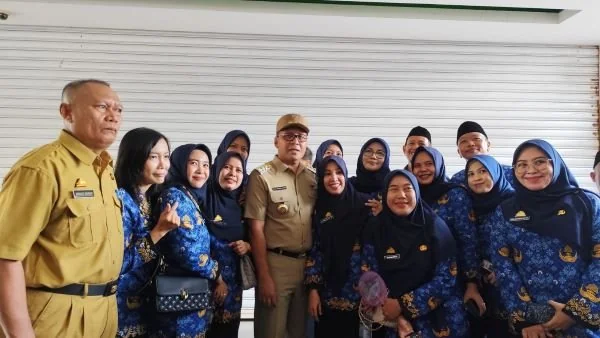 Wali Kota Makassar, Moh Ramdhan Pomanto bersama Kepala Badan Kepegawaian dan Pengembangan Sumber Daya Manusia (BKPSDM) Makassar, Akhmad Namsum, usai pelantikan tenaga honorer pendidik menjadi PPPK Tenaga Pendidik (Dok : Ist).