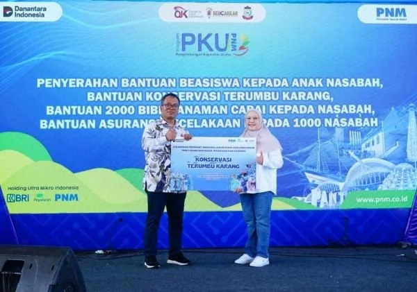 Penyerahan secara simbolis bantuan Tanggung Jawab Sosial dan Lingkungan PT Pegadaian Kanwil VI Makassar pada kegiatan Pelatihan Nasabah Pengembangan Kapasitas Usaha Akbar (Dok: Ist)
