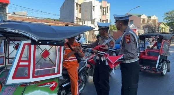 Ditlantas Polda Sulsel Bagikan bendera kepada masyarakat (Dok: Ist).