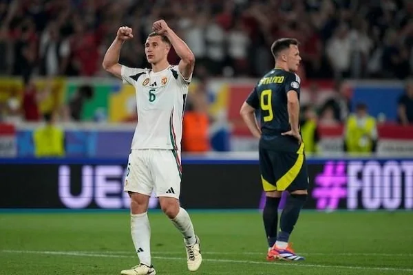 Selebrasi Willi Orban (kiri) usai kemenangan Hungaria atas Skotlandia di fase grup Euro 2024 (Dok : Matthias Schrader/INT).