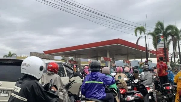 Antrian panjang pembelian BBM di SPBU (dok. Syamsi/KabarMakassar)