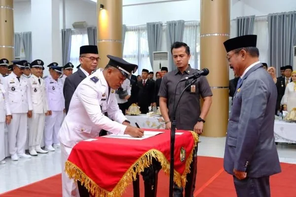 Wakil Bupati Gowa, Abdul Rauf Malaganni mengukuhkan perpanjangan masa jabatan kepala desa (Dok : ist).