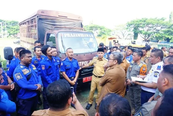 Bupati Jeneponto, Paris Yasir bersama Wakil Bupati Islam Iskandar saat menggelar apel bersih-bersih di Lapangan Parang Passamaturukang (Dok : Ist).
