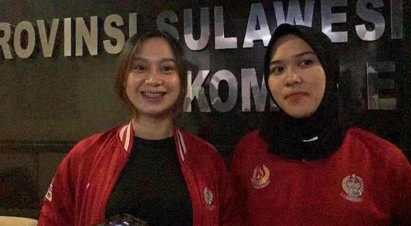 Nur Rizka Fauziah (kiri) dan Nadya Baharuddin (kanan), dua atlet karate asal Sulsel peraih medali perak pada ajang PON XXI Aceh-Sumut
