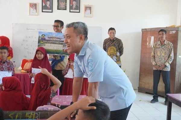 Bupati Jeneponto, H . Paris Yasir bersama Kadisdikbud, Alamsyah saat menyalurkan Seragam Sekolah Gratis. (ist).