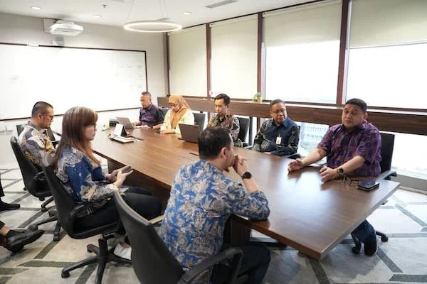 Rapat Koordinasi Intensif Bersama Deputi Bidang Koordinasi
infrastruktur Dasar Kemenko Bidang Infrastruktur dan Pembangunan Kewilayahan terkait Pengembangan Infrastruktur Dasar dalam Rangka Penguatan Sinergi Antara
kebijakan Pembangunan Nasional dan Progr