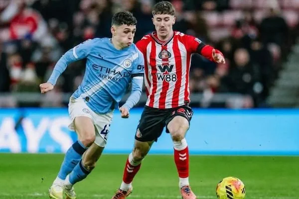 Pemain Manchester City Phil Foden (kiri) menggiring bola saat bermain dalam pertandingan Liga Inggris 2025/26 lawan Sunderland di Stadium of Light pada Jumat (2/1/2026). ManCity.com
