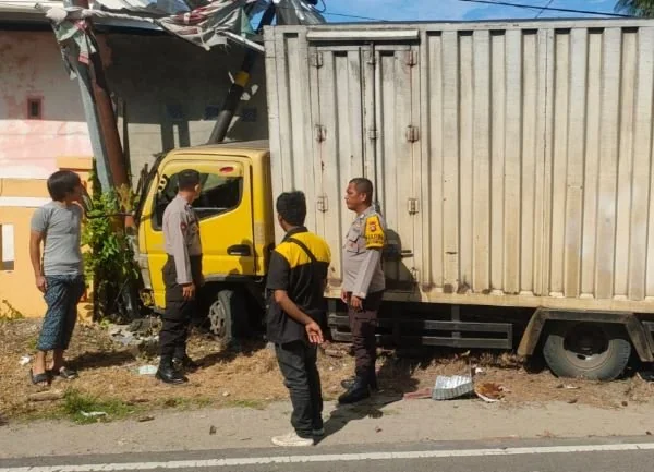 Mobil box yang menabrak rumah warga di Kabupaten Majene (Dok : Ist).