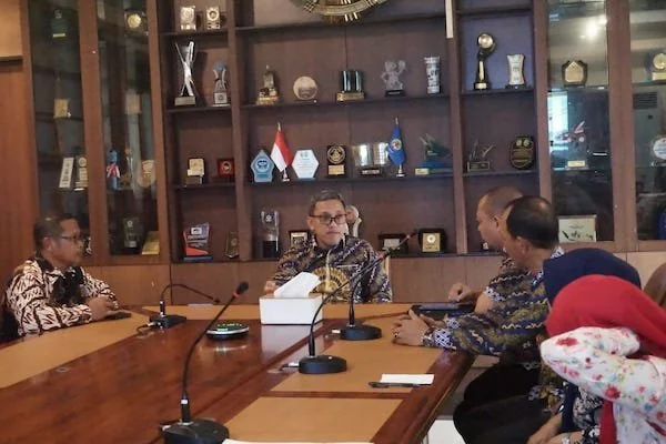 Bupati Jeneponto, H. Paris Yasir, saat mengikuti Rapat Koordinasi Percepatan Pertumbuhan Ekonomi Sulawesi Selatan melalui Zoom Meeting yang dipimpin langsung oleh Staf Ahli Bidang Ekonomi Kerakyatan Provinsi, Dr. Since Erna Lamba, pada Rabu (6/11). (Ist).