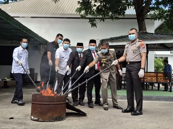 Pemkab Bersama Kejari Bantaeng Musnahkan Barang Bukti Perkara Tindak Pidana. (Dok: Ist)