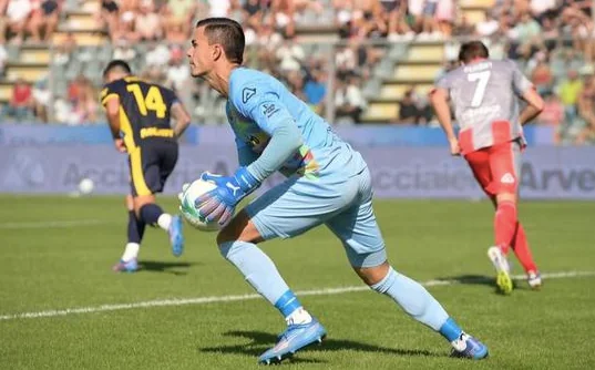 Aksi Emil Audero Mulyadi saat memperkuat Cremonese melawan Parma dalam laga pekan keempat Serie A 2025/2026, Minggu (21/9/2025). (Dok. Cremonese)