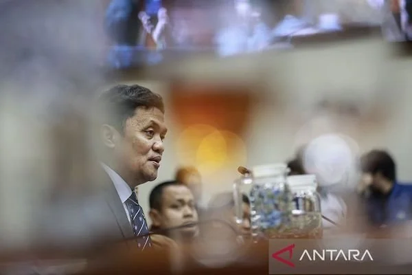 Refleksi Ketua Komisi III DPR Habiburokhman saat menyampaikan keterangan pers terkait RUU tentang Perampasan Aset di Kompleks Parlemen, Senayan, Jakarta, Senin (13/7/2026). Komisi III DPR menegaskan bahwa tidak benar jika menolak membahas RUU tentang Pera
