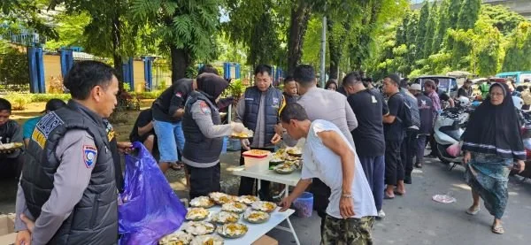 Direktorat Binmas Polda Sulsel bersama Komunitas Tim Belajar Berbagi menggelar kegiatan makan gratis.