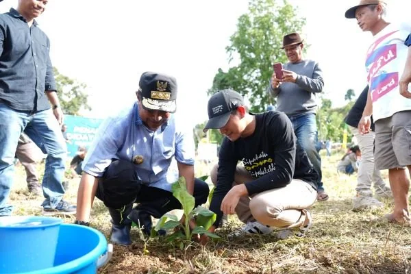 PJ gubernur saat melakukan penanaman di lingkungan seseorang (Dok : ist).