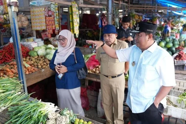Pj Gubernu Sulbar, Bahtiar Baharuddin bersama Forkopimda saat memantau pasar di Mamuju (Dok : Ist).