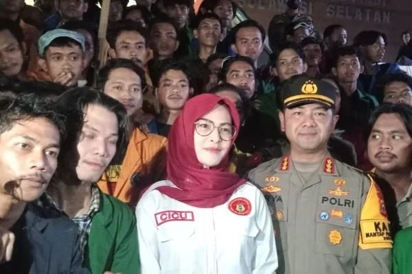 Ketua DPRD Sulsel, Andi Rachmatika Dewi menemui masa aksi di pelataran gedung DPRD Sulsel (Dok : Yasin KabarMakassar).