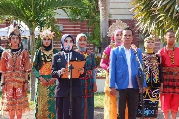 Kabid Layanan Kepemudaan dan Kepramukaan Dispora Jeneponto, Hj. Suci Fitriani bersama Ketua KNPI, Muhammad Ruslan saat membacakan Keputusan Kongres Pemuda Indonesia 1928 serta Ikrar Sumpah Pemuda di Peringatan Hari Sumpah Pemuda (Dok : Ist).