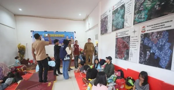 Wali Kota Makassar Munafri Arifuddin saat Meninjau Warga Terdampak Banjir (Dok: Ist).