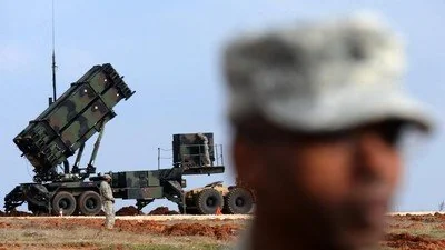 Empat negara membantu AS dan Inggris melancarkan serangan udara besar-besaran ke sejumlah kota di Yaman yang kini dikuasai milisi Houthi. (AFP/BULENT KILIC)