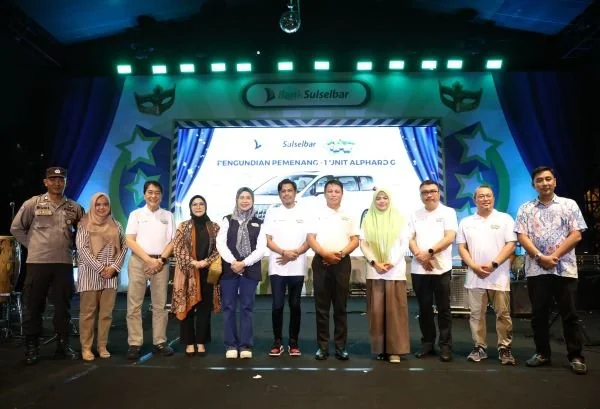 Pj Sekda Makassar, Firman Hamid Pagarra menghadiri program Double Untung Bank Sulselbar di Area Parkir Mall Phinisi Point Mall (Dok : ist).