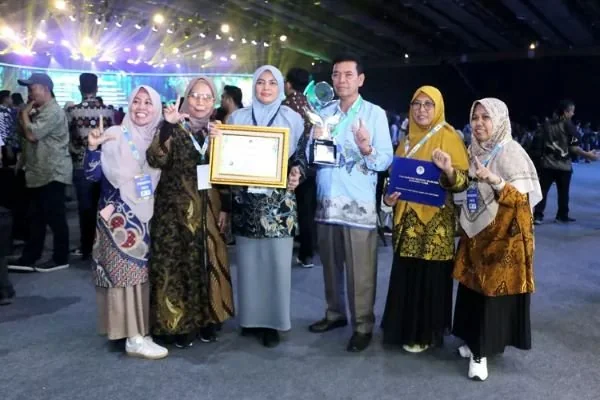 Wakil Bupati Maros, Suhartina Bohari, menerima piagam penghargaan atas pembinaan Program Kampung Iklim (Proklim) dari Menteri Lingkungan Hidup dan Kehutanan (Dok : Ist).