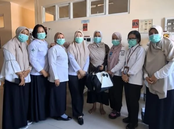 Tenaga medis yang menangani kelahiran bayi kembar empat di RSUD Sulbar. (Dok: Ist)