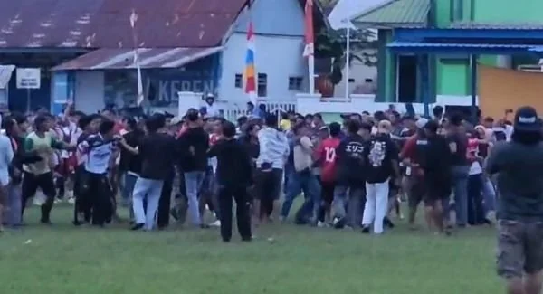 Suasana liga Tarkam Sepakbola di Lapangan Bahagia Tapalang saat ricuh (Dok : Ist).