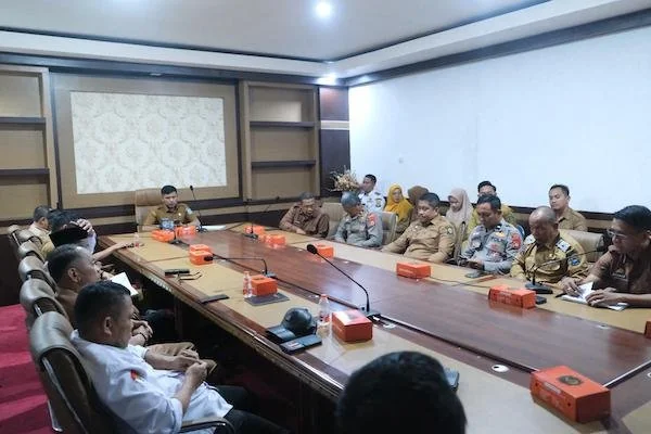 Wakil Bupati Jeneponto, Islam Iskandar, memimpin Rakor Penjemputan Jamaah Haji Kloter 40 di Kantor Bupati Jeneponto. (Ist).