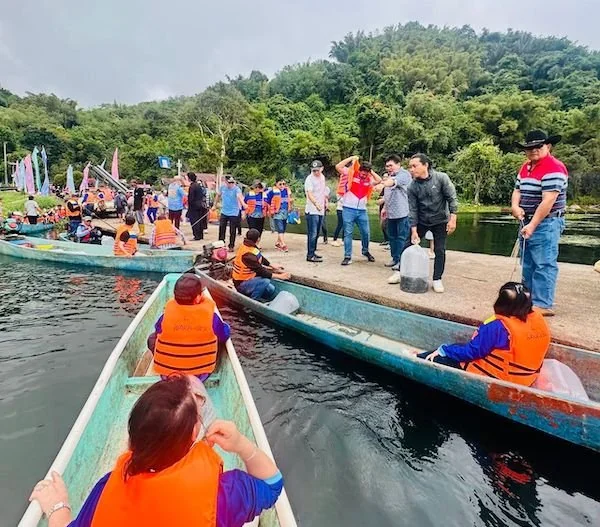 Pertamina Sulawesi dan HIMPANA Manado Bersama Lestarikan Danau Tondano Lewat Tabur Benih Ikan. Dok. Ist